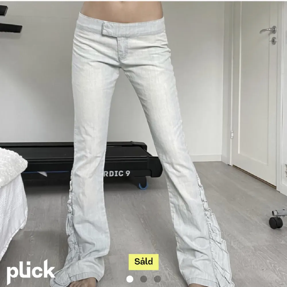 Ass coola byxor som är jätte unika!!🤩midjemått: 74 cm innerbenslängden 86 cm. Jeans & Byxor.