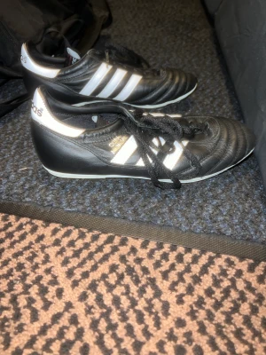 Fotbollskor (str 43) - Storlek 43 Använda ca 4 gånger