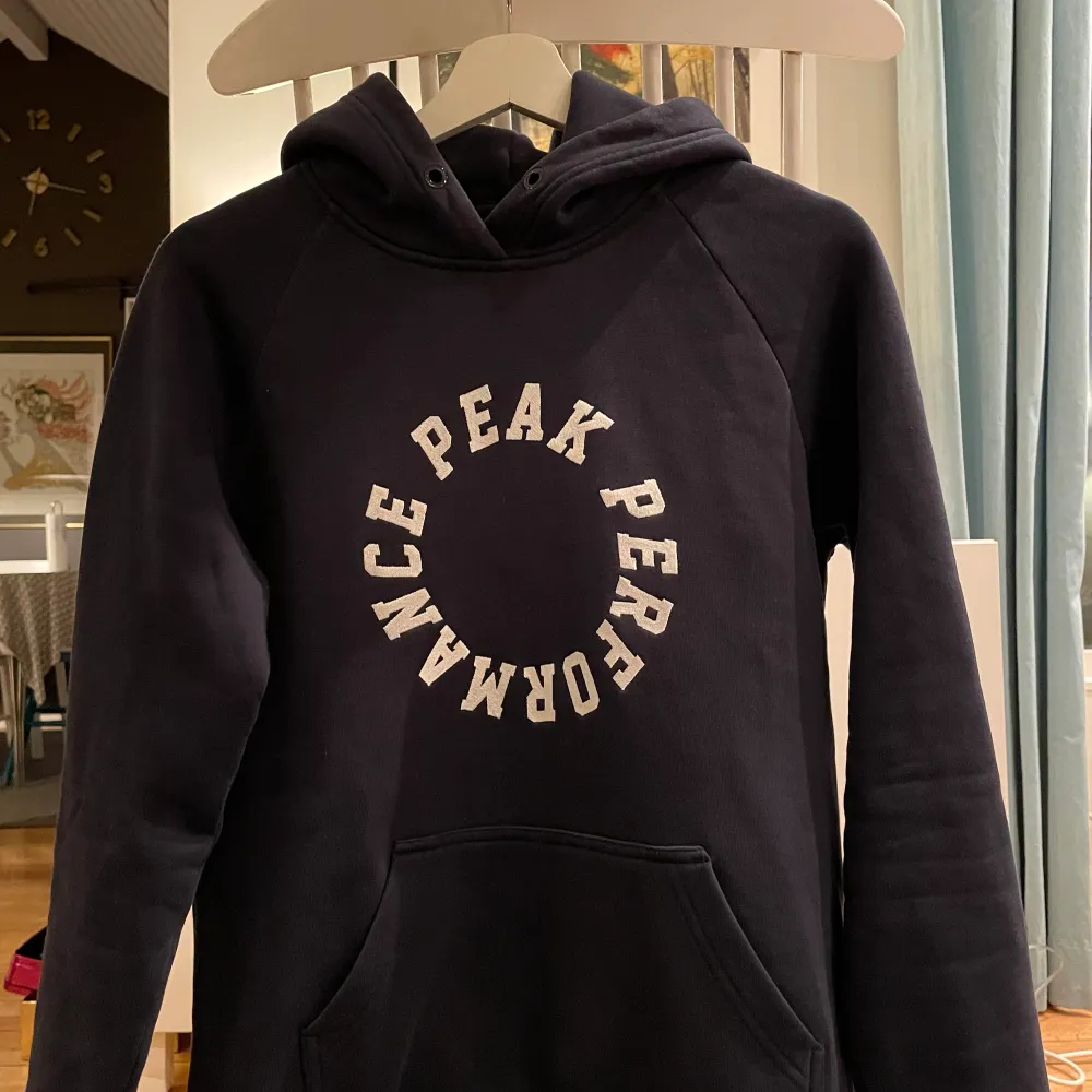 Peak performance hoodie i fint skick, sitter fint på men är liten för storleken. Passar bra på mig som brukar ha S! Pris kan diskuteras . Hoodies.