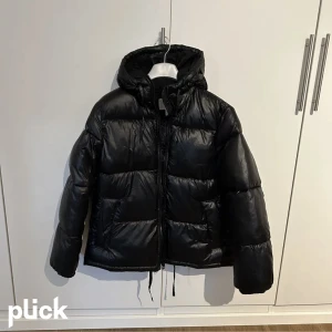 Hm jacka - Svart glansig vinterjacka från hm, Slutsåld på hemsidan. Den är i bra skick 