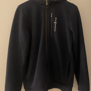 Sail racing hoodie - Helt oanvänd sail racing hoodie i färgen mörkblå i stolek 176🫶🏻inga fläckar eller hål! Säljer för 400kr men pris kan diskuteras och nypris är 500kr (barnstolek)🫶🏻kom privat för mer bilder osv 