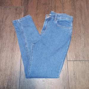 Blåa jeans från H&M. (Nu på rea) 10% passa på! - Ett par blåa jeans i modell Slim Fit från HM. Sparsamt använda i mycket gott skick. Hela och rena.