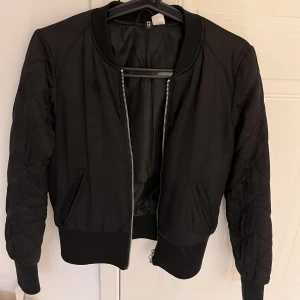 Bomberjacka  - Svart bomberjacka från H&M i storlek 36🤍 Knappt använd, väldigt bra skick. 