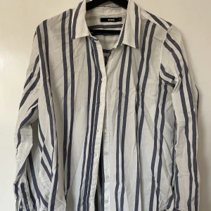 Randig skjorta  - Vit och blå-randig skorta. Väldigt gott skick, knappt använd.