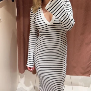 Klänning - Hejhej!!! Säljer denna superfina klänningen från Gina då den tyvärr är lite stor för mig❣️