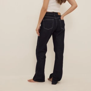 Mörkblå jeans - Jeans i mörkblått, vida/raka med slit nertill