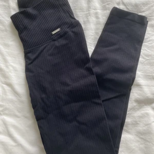 Aim’n träningstights - Träningstights från Aim’n. Svarta och ribbade