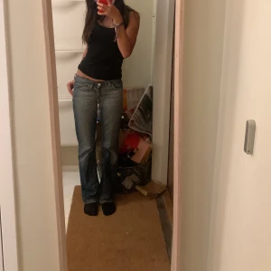 Only jeans  - Jätte snygga only jeans💗VINTAGE! jätte snygga säljer pga har ett par andra som andvänds mer 💕dem har ett litet hål där bak men är lätt att sy igen men har inte gjort det pga har ingen sy maskin💗💗 skriv för fler bilder jag är ca 165🧊 PRIS KAN DISKUTERAS 💗