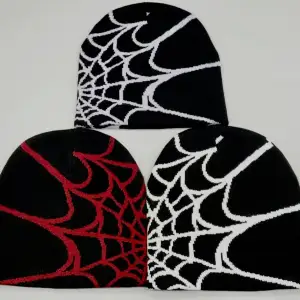 Y2K mössa med spiderweb motiv. Skönt material passar både tjejer och killar. Finns i Svart/Vit och Svart/Röd (se bild ovan)