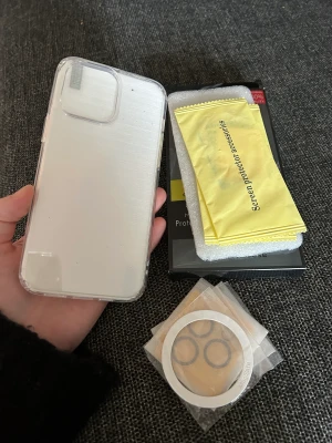 Genomskinligt iPhone-skal - Genomskinligt skal + linsskydd till iPhone 14 Pro Max. Förpackningen är öppnad men sakerna är helt oanvända. 