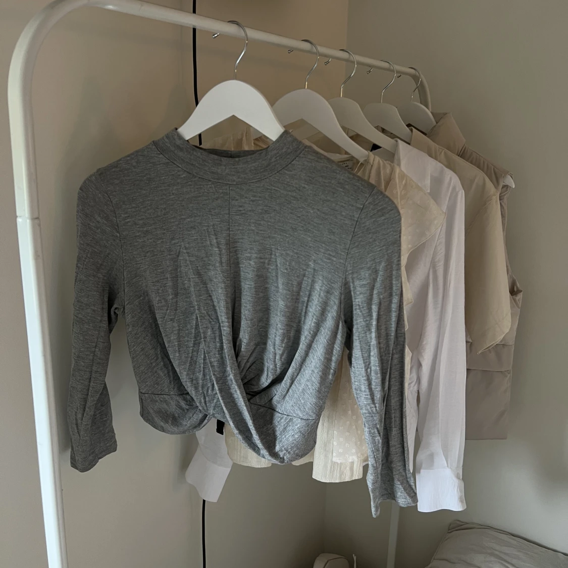 Grå topp med korsning