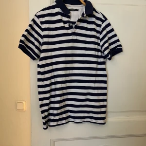 Kortärmad skjorta  - Randig skjorta i blåvitt. Funkar både vintage och i lite finare sammanhang.  Bra material 100% bomull.  