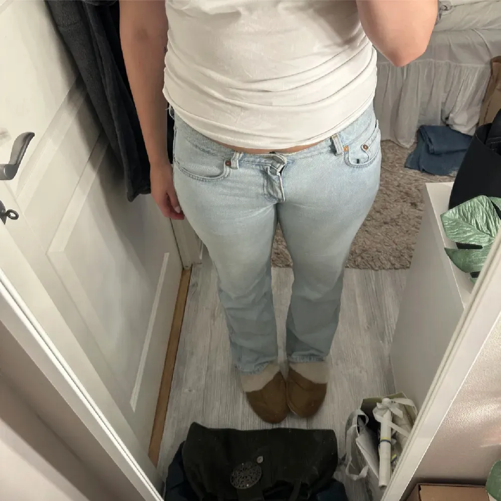Arrow low jeansen från weekday som blivit lite små på mig och kommer inte till användning längre. Superbra skick. Jeans & Byxor.