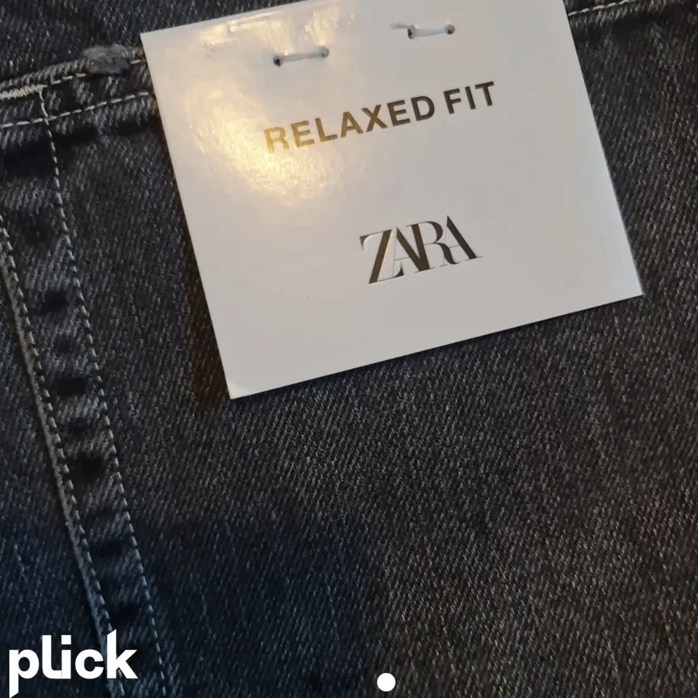 Helt nya relaxed fit zara jeans med lapparna kvar. Storlek 40 vilket motsvarar ca s/m. Säljes då de inte passar. Fraktas eller mötas upp. Jeans & Byxor.