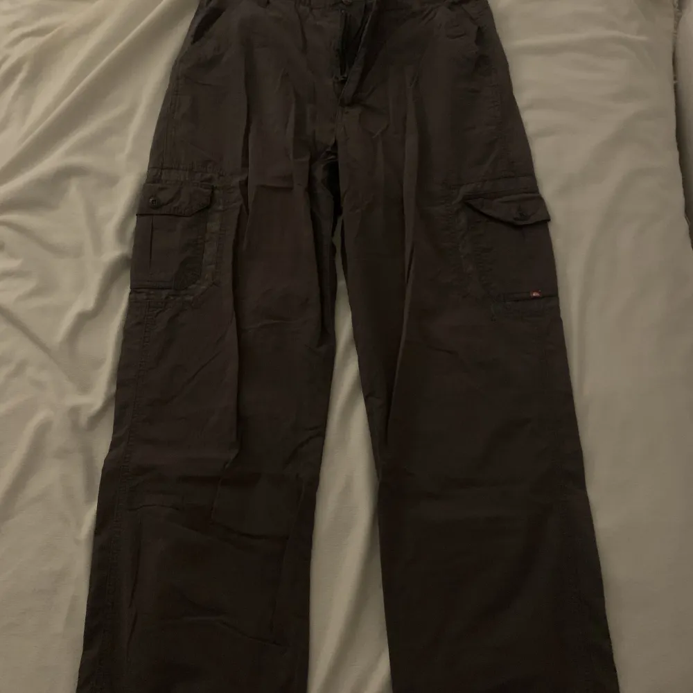 Gråa sköna cargo byxor! Inte så långa på botten men är på perkeft längd. Jeans & Byxor.