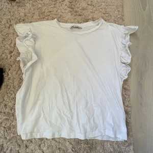 Zara topp - Super fin zara topp med volanger på armarna💕använd 1 gång och är i väldigt bra skick😍