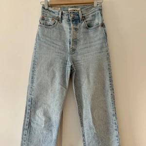 Levi’s Ribcage  - Levi’s ribcage st. 25. Avklippta så passar mig som är 158 som som perfekta ankle jeans. Dessvärre blivit för små för mig! Skicket är mycket bra, inte använt dessa mycket alls.