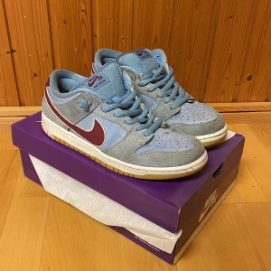 SB Dunks phillies - Sb dunks i helt okej skick. Går att rengöra så att de ser i princip nya ut box medföljer kan även visa kvitto och de är authentic av stockx.