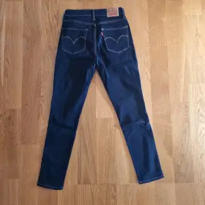 Levis 721. High Rise Skinny. Helt nya. Mörkblå. Storlek 27