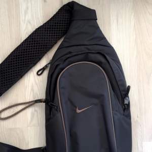 Nike slingbag köpt på jd sports. Bara testad så 10/10 skick. 