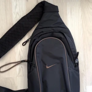Nike slingbag - Nike slingbag köpt på jd sports. Bara testad så 10/10 skick. 