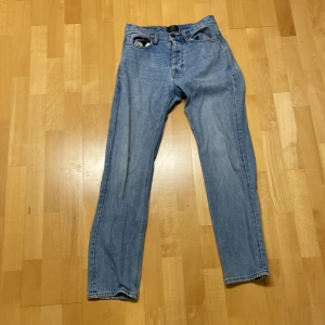NEUW Jeans - Ett år snygga neuw jeans men höger fickan har dock ett hål. Detta går såklart att reparera men kanske behövs lämnas in