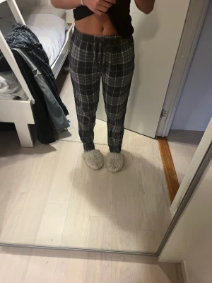 Pyjamasbyxor  - Gråa pyjamasbyxor från Cubus. Strl M. Knappt använda. 