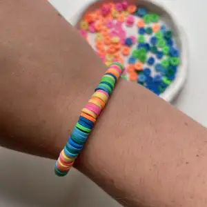 Regnbågigt armband som finns i olika storlekar Armbandet är handgjort och har färgerna orange, gul, rosa, blå och grön! Skriv ditt mått runt handleden om du ska köpa 🌸