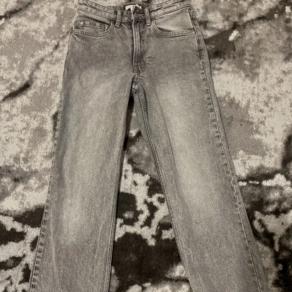 straight gråa hm jeans ny skick! . Jeans & Byxor.