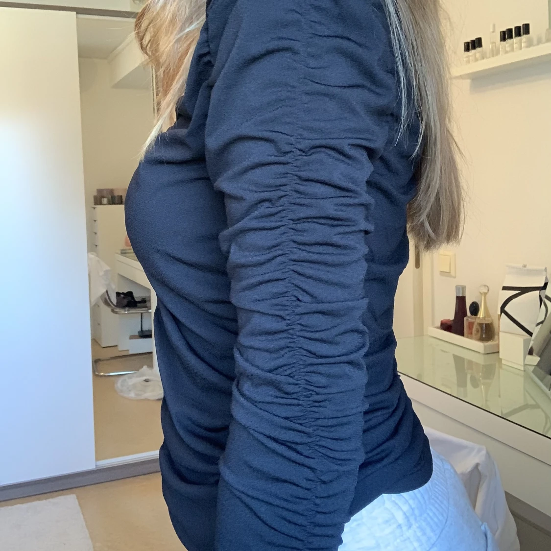 Svart tröja med skrynkliga detaljer - 90