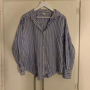 En vit och blå randig skjorta i fint skick💙100% bomull från Gina tricot i storlek 40