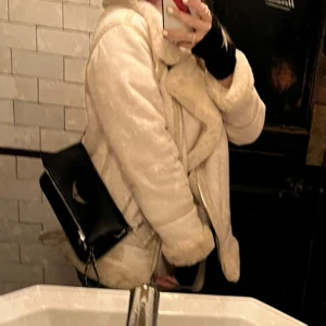 Vit mocka jacka  - Säljer en varm vit jacka i främst mocka från zara. Den är fluffig och mjuk på insidan (fakepäls) och supervarm! Storlek S. Köpt för 1299! Skriv för fler bilder eller vid frågor. Pris går att diskutera vid snabb affär 💕