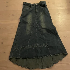 Vintage kjol - Lång jeans kjol! Jätte fin men lite stor för mig 