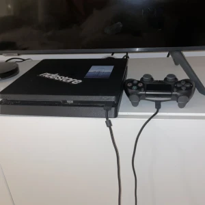 Ps4 - Säljer detta ps4, då det inte kommer till användning. 1 konsol + kontroll. Funkar som det ska.