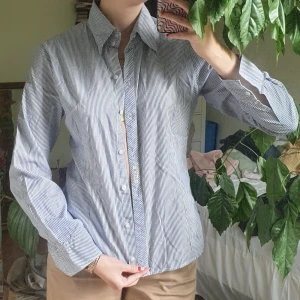 Figursydd Skjorta - Superfin och bekväm vit/blå- randig skjorta i toppskick, från märket Tatch!