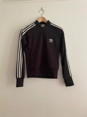 Adidasjacka - Mkt bra skick Liten i storleken. 