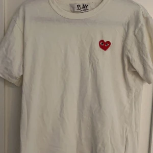 CDG t-shirt - Säljer min CDG t-shirt pga att den nu blivit för liten. Köpt från Miinto för 1100kr Skick 8/10