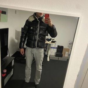 Moncler Branson Jacka - Säljer min moncler branson down jacka på grund av att jag köpt en annan - Huvan går att ta bort - Går att stänga på två olika sett - Bra skick, lite slitage vid armkanterna bara - Går att legitchecka såklart - Pris kan diskuteras