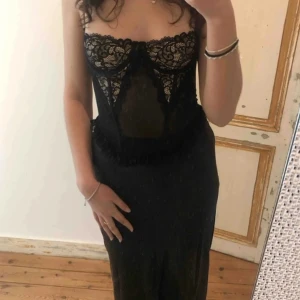 Korsett - Säljer denna trendiga korsetten från shein, aldrig använd då jag har alldeles för stora tatas. Passar alla som har storlek s-m. Jag har storlek D/E i bh för referens. Annars är den jätte söt! Å är perfekt för fest/ utgång💕