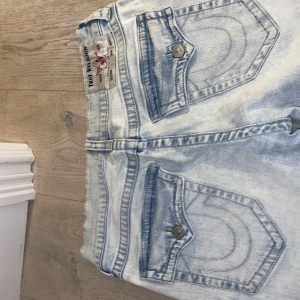 True Religion Jeans - Feta True Religion Jeans i storlek 32/32. Mycket snygg wash med raka ben och bra passform. 