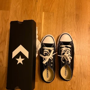 Svarta converse  - Converse låga i svart färg endast använda en gång! Säljs då storleken ej passar 💕