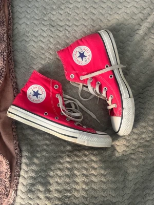 Rosa Converse  - Skrik rosa Converse som tyvärr inte kommer till användning längre! Fortfarande väldigt fräscha, och nästan som nya om man skulle tvättat de! Önskas tvätt innan postning löses det självklart!👍 