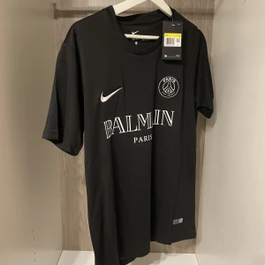 PSG X Balmain tröja - Helt oanvänd fotbollströja med storlek S, tröjpåse medföljer. Kan fraktas i hela Sverige.😊