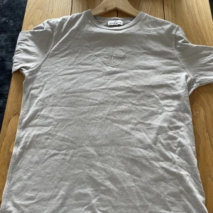 Stone Island tröja  - Stone island tröja i beige med broderat tryck stl 14/170 pris kan diskuteras 