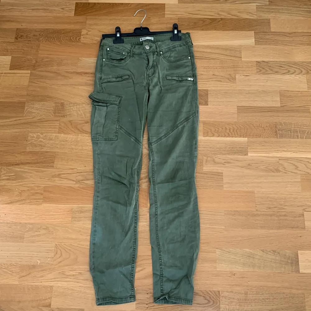 Gröna cargo jeans med detaljer  Från Gina tricot . Jeans & Byxor.
