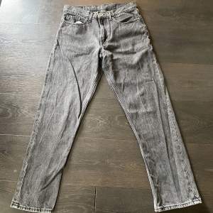 Säljer mina Vailent jeans då de blivit för små. Inga tydiga defekter och skulle tro att de passar killar som är 160-170.