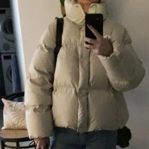 Vinterjacka Arket - Säljer denna såå snygga och sköna vinterjackan från arket då jag har alldeles för många jackor. Knappt använd