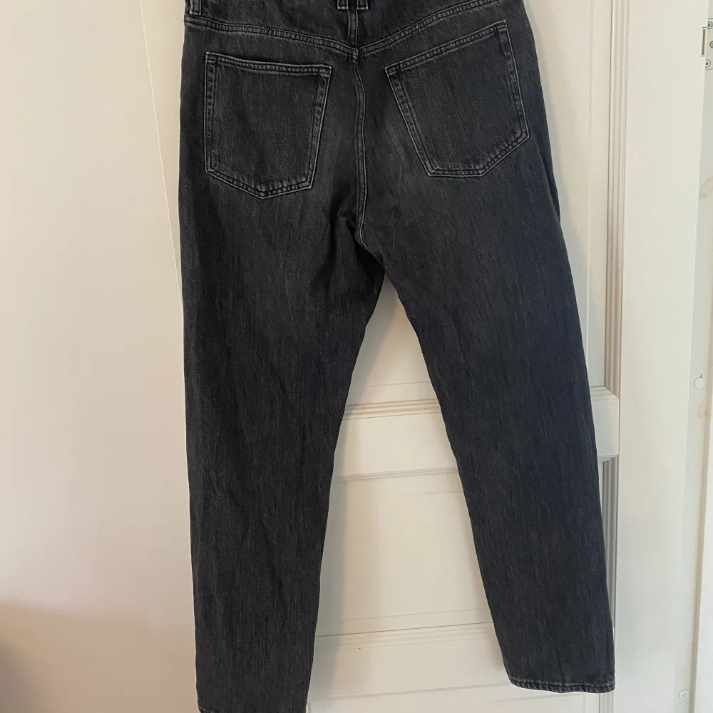 Svarta Weekday jeans i modellen ”Barrel Relaxed Tapered Jeans” som i nypris kostar 599kr i storlek 32/32. I använt men endå bra skick där det finns ett hål i höger ficka som jag försökte fixa för ett tag sedan (bild 3).. Jeans & Byxor.