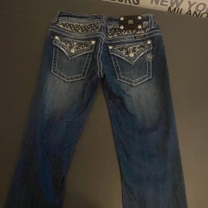 Miss Me Jeans  - Blåa låg mildja straight miss me jeans!!! midjan: 36cm tvärs över byxornas längd 100cm. Skriv för måtten och bilder!  Den är för stor för mig så det är därför jah vill sälja dom. (ingen fri frakt vet ej vrf det står så) 