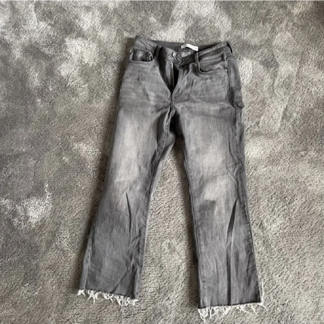 Gråa zara jeans cropped  - 91